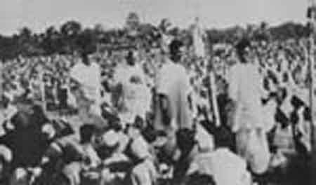 Gandhiji giving darshan to the people, assembeled at Diamond Harbour.jpg